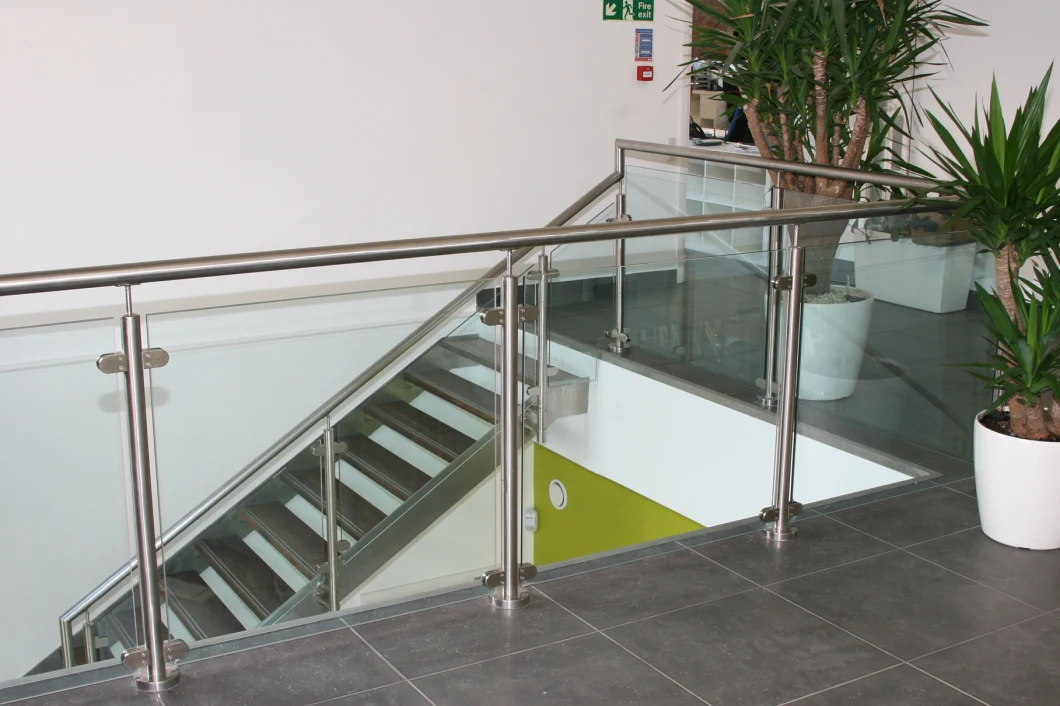 China Manufacturer Indoor Stairs Modern Design Stainless Steel Wooden Glass Railing Post