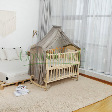 Baby met behulp van stralingsbescherming bed luifel klamboe