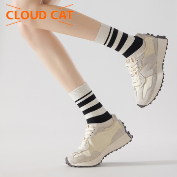 Șosete stilate cu dungi la jumătatea gambei pentru toamnă