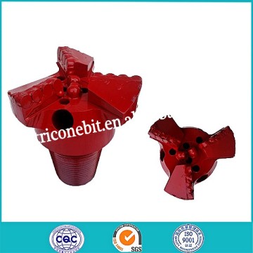 Chevron type drag bit for well drilling