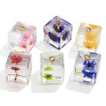 Venta al por mayor de 14 mm cubo de resina transparente cuentas flores perlas de relleno encantos para pendientes colgantes joyería adorno llavero decoración