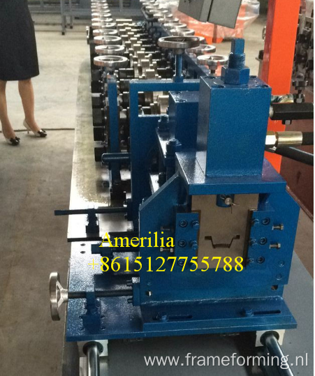 Top hat and battens roll forming machine