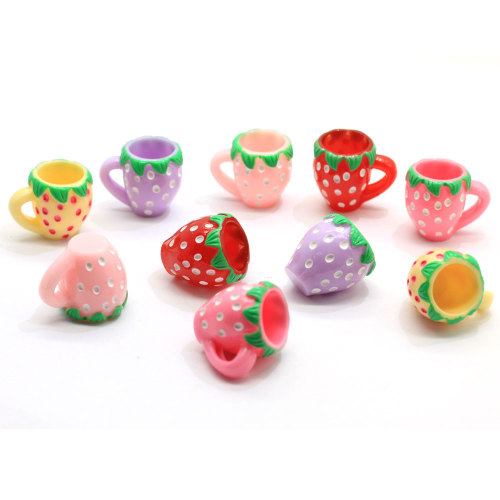 Simpatico artigianato in resina 3D Tazza di fragole Ornamento Accessorio per bambini Casa delle bambole Giocattoli Regali Abbellimento per feste a casa