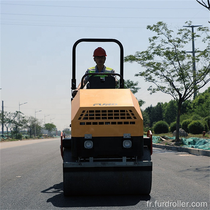 Petit tour de compacteur de vibrateur de rouleau de route sur le rouleau d'asphalte FYL-900