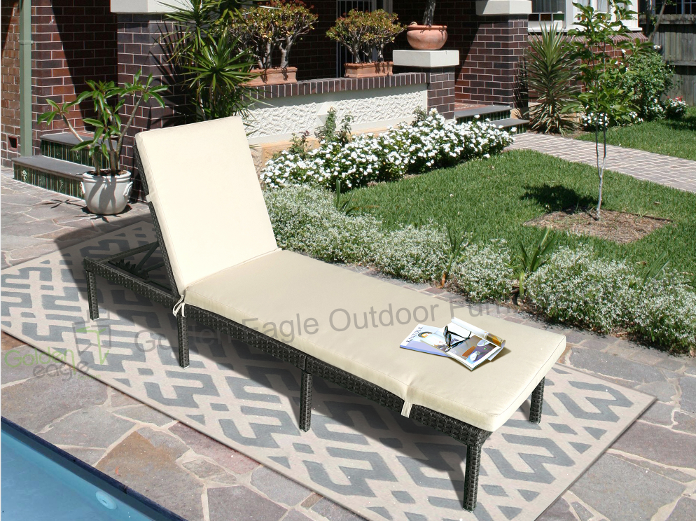 Taman Luar Wicker Daybed