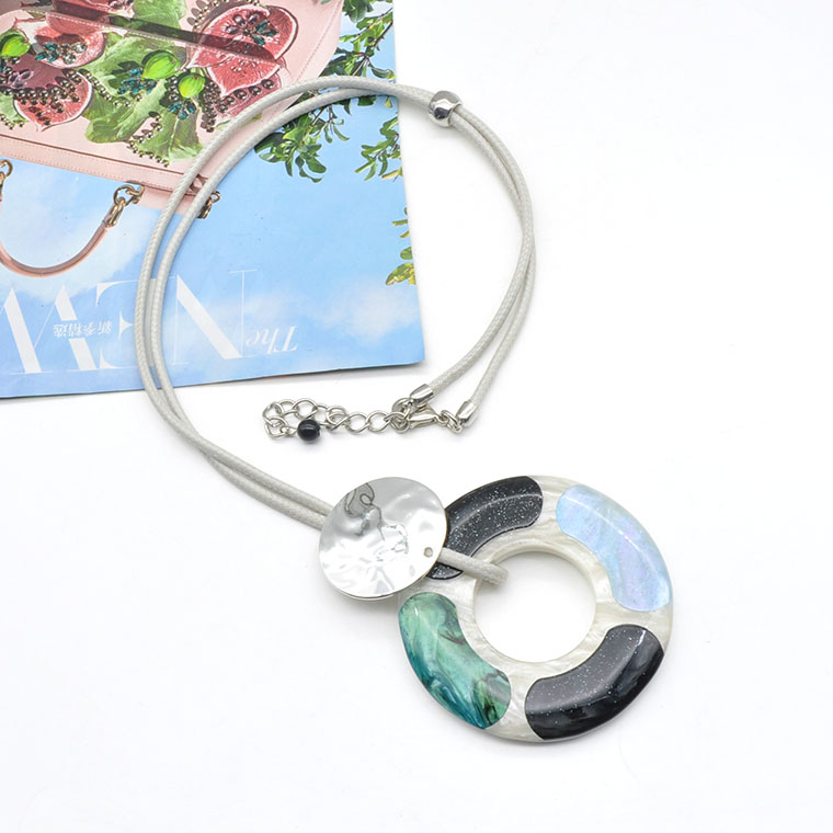 New design round hoop shape pendant jewelry for women colorful acrylic circle pendant necklace