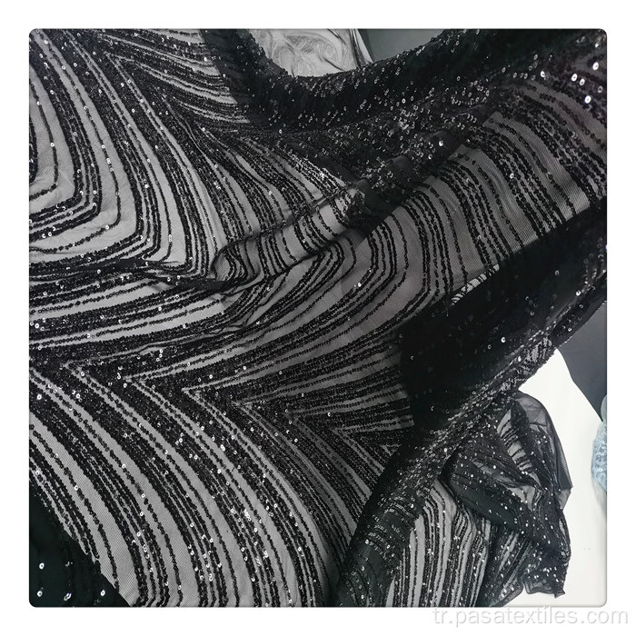 Elbiseler için siyah bez işlemeli kumaş üzerinde işlemeli pullu dantel kumaş nakış