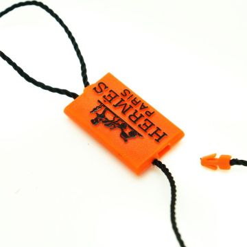 Tag merchandise murni dan berwarna dengan tali