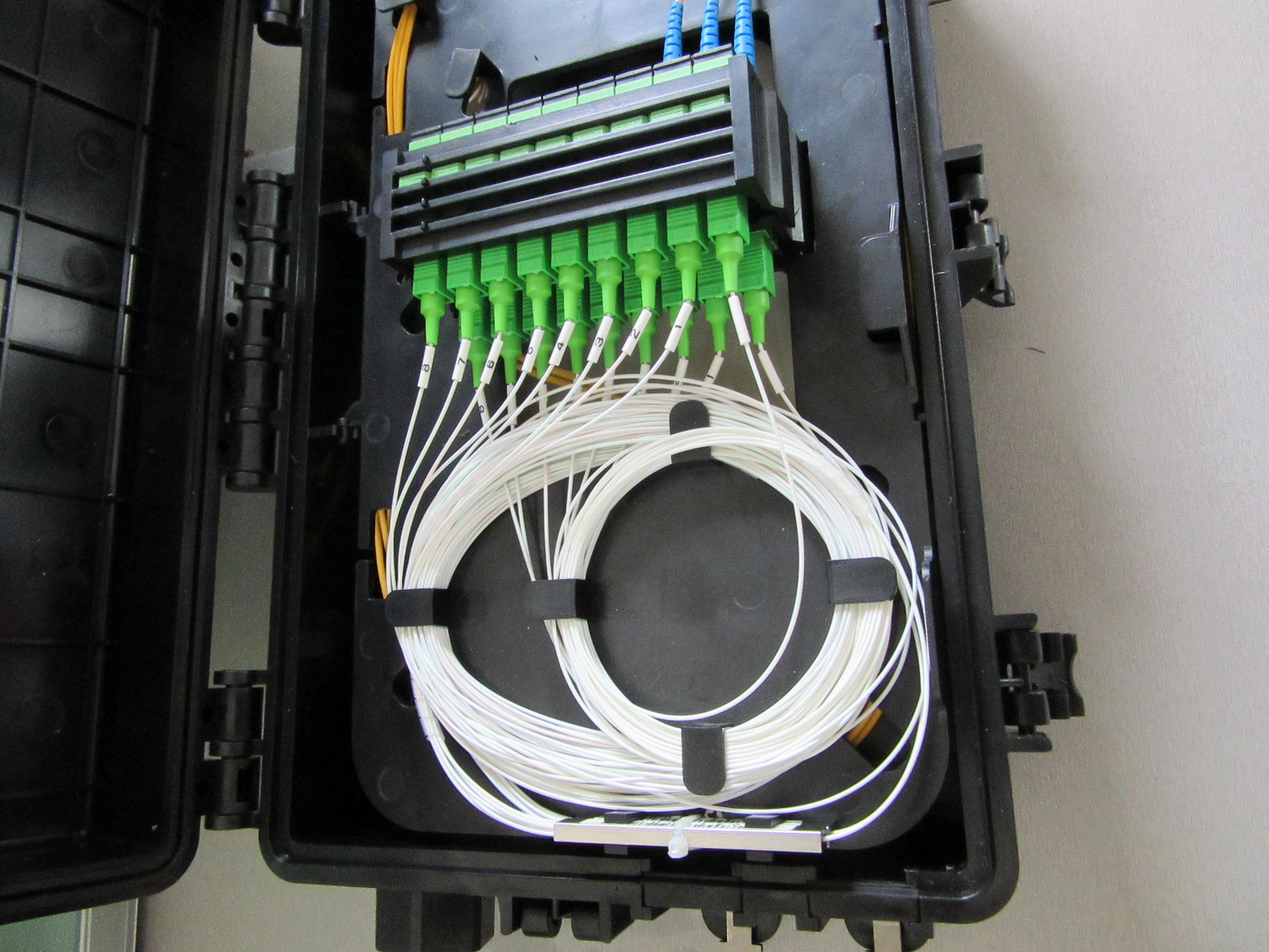 Fiber splice enclosure Fiber splice enclosure