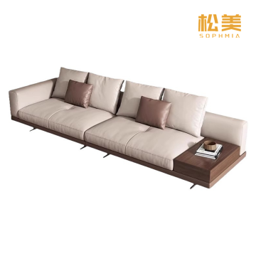 Современный кожаный диван в гостиной с приставным столиком