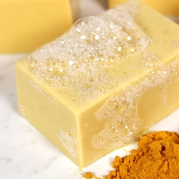 Savon artisanal exfoliant au curcuma bio