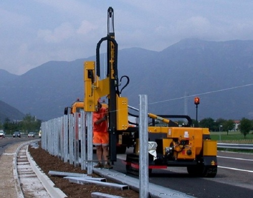 Bate-estacas hidráulica de guardrail