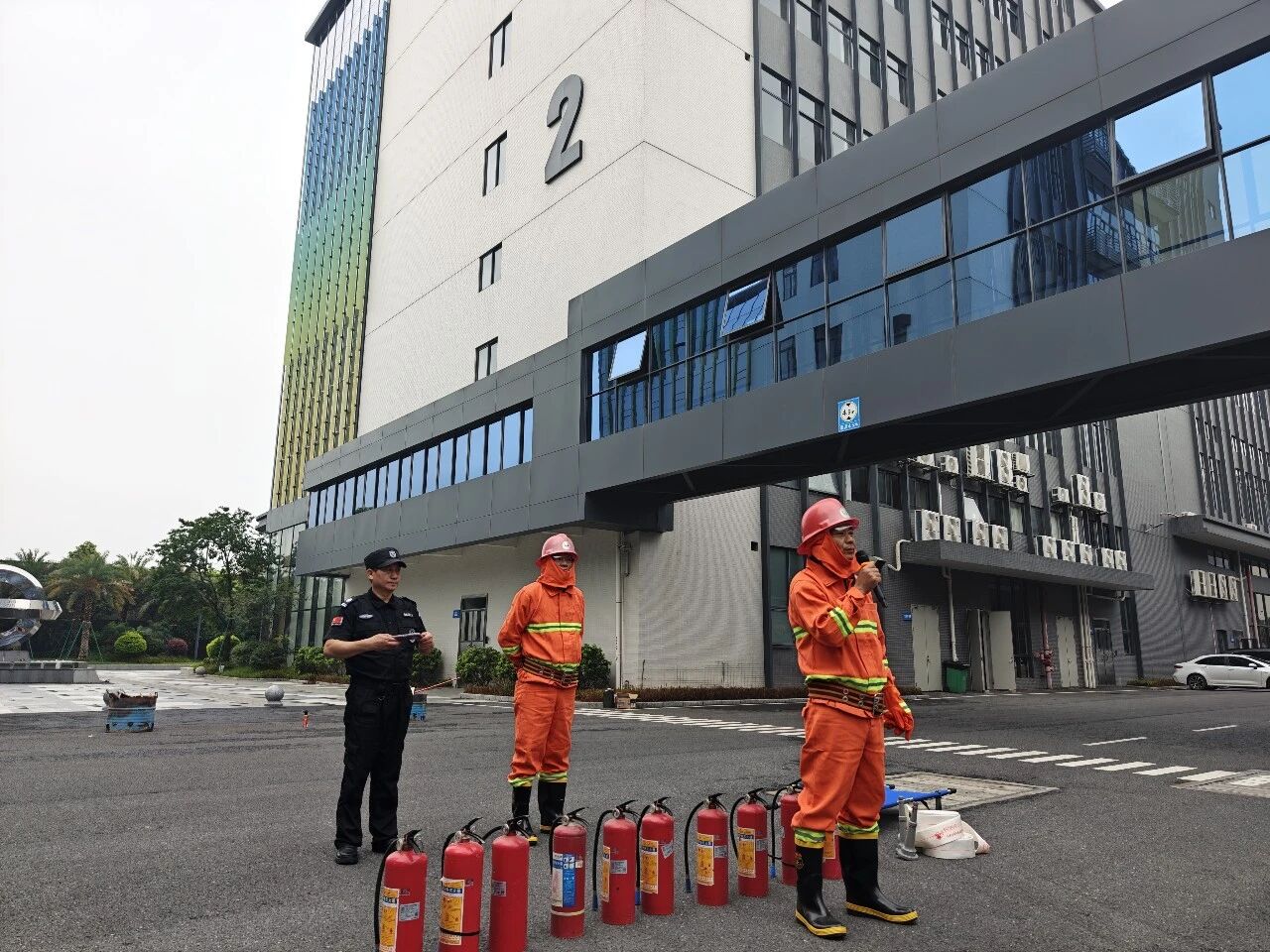 Vortrag zum Thema Sicherheit in Innenräumen, in dem Fallstudien aus der Fertigungsindustrie analysiert werden