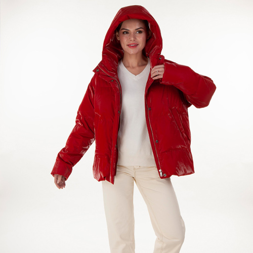 Normale Daunenjacke mit roter Kapuze