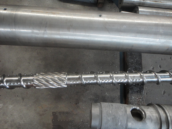 Centrifugal casting bimetal screw and barrel for injection molding machine