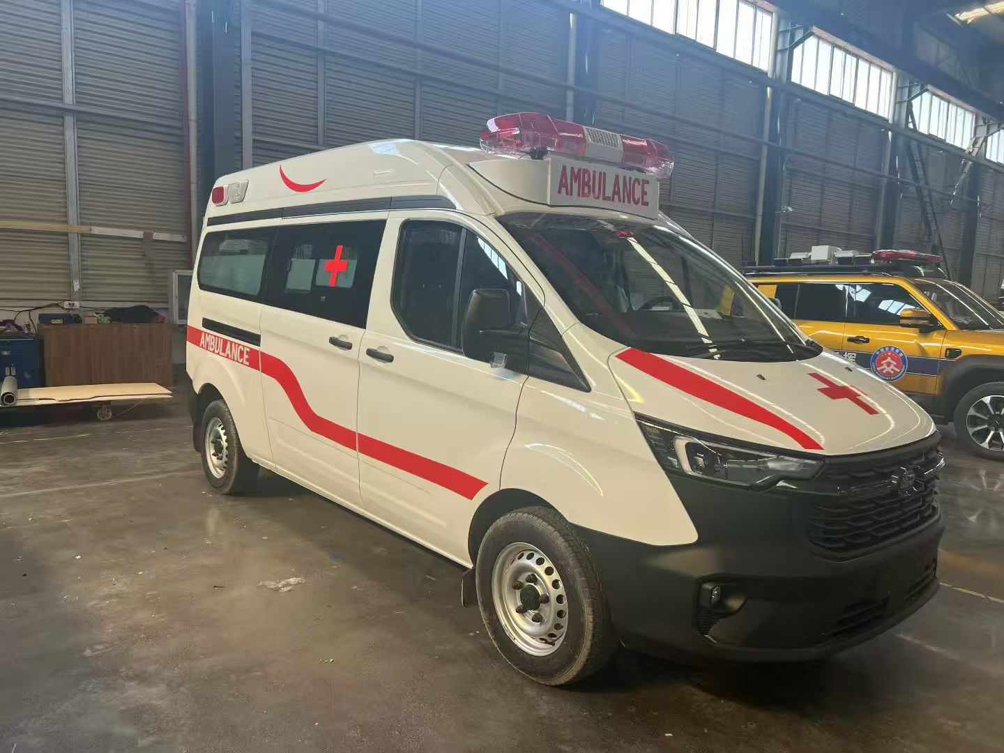 Высокопроизводительная машина скорой помощи, предназначенная для интенсивной терапии High-Performance Ambulance Designed for Critical Care