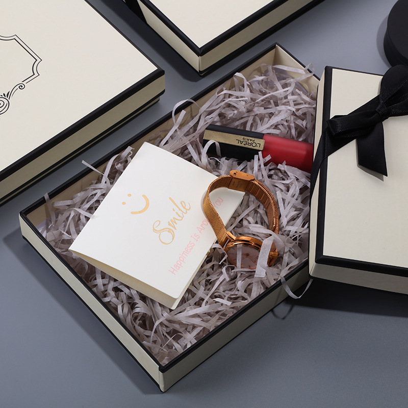 صندوق ورقي للهدايا البيضاء الفاخرة بالجملة مع صندوق تغليف مجوهرات مخصص بغطاء