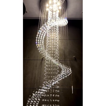 Stairwell xoắn ốc tinh thể dài treo đèn pha lê hạt đèn chùm sang trọng.