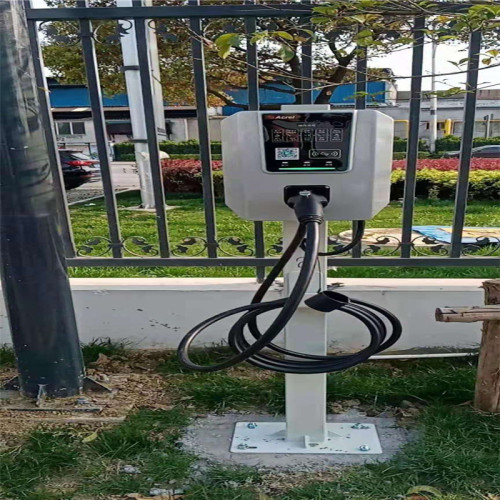 Şarj istasyonuna takılan elektrikli araba şarj yığını