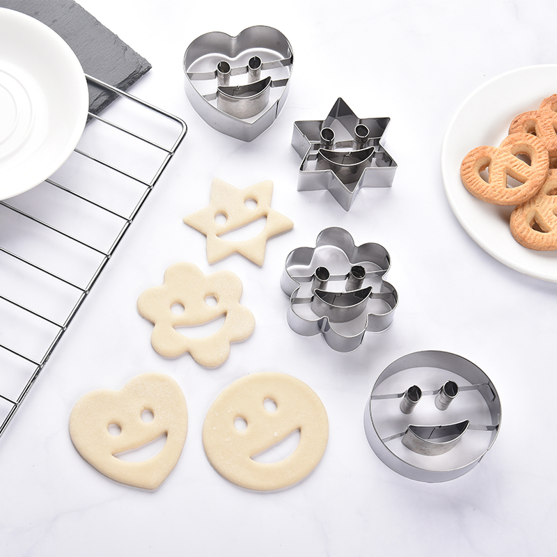 smile shaped steel mold