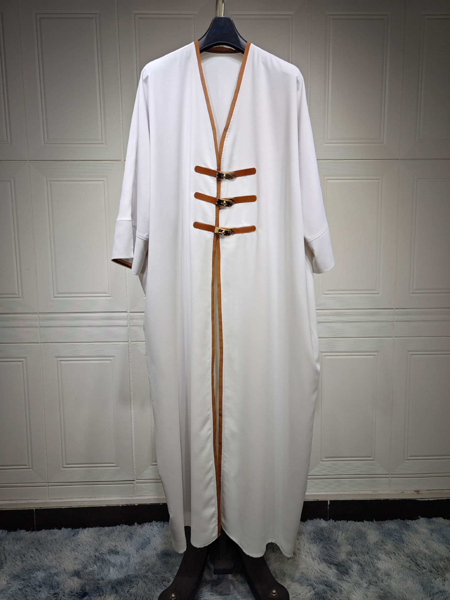 جزئیات کیمونو آبای باز سفید White Open Kimono Abaya with Leather Buckle Decoration