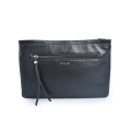 Pochette da sera spaziosa in pelle vegan con tracolla nera