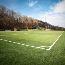 Fußballtraining auf zuverlässigem künstlichem Gras