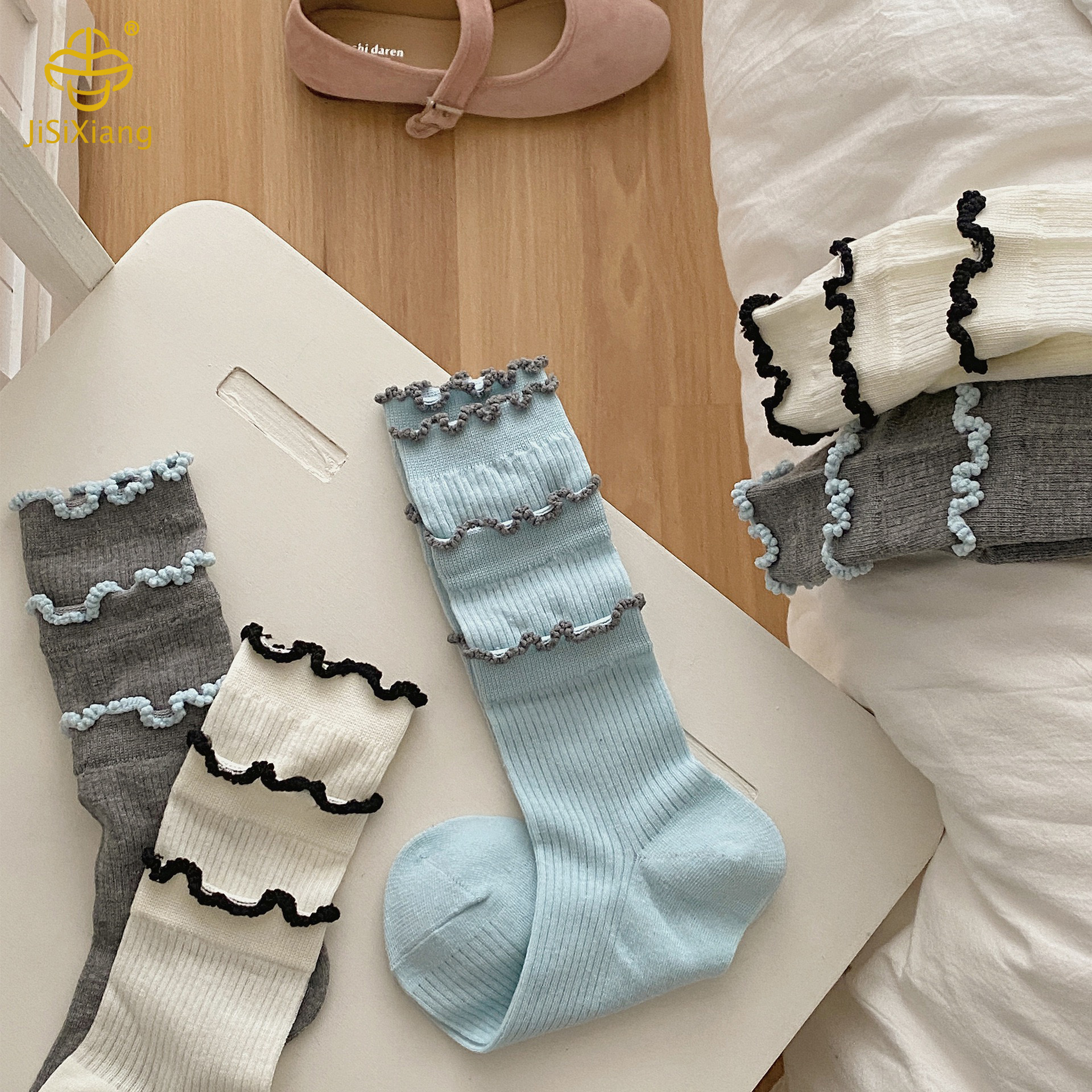 나무 귀를 가진 얇은 양말의 한국 버전 Korean version of thin socks with wooden ears