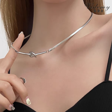 Refined Knot Pattern Silver Necklace for Modern Elegance