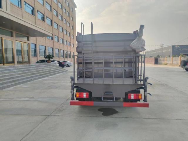 Howo Road Cleaning Dust Vacuum Complemer Truck