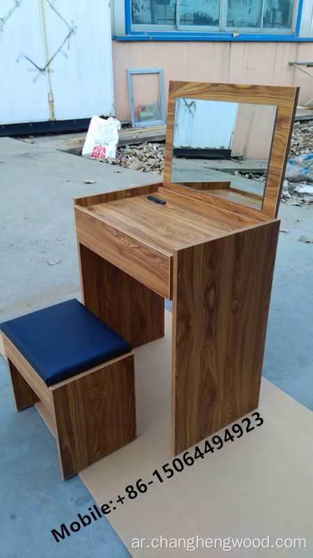 خزان خشبي بسيط أو طاولة دبوس مع درج