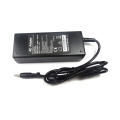 Un adattatore per caricabatterie per laptop HP da 90 W Chromebook 19,5 V4,74 A.