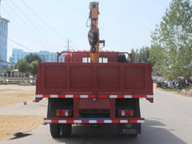 SINOTRUCK HOWO Bucket Crane شاحنة بضائع