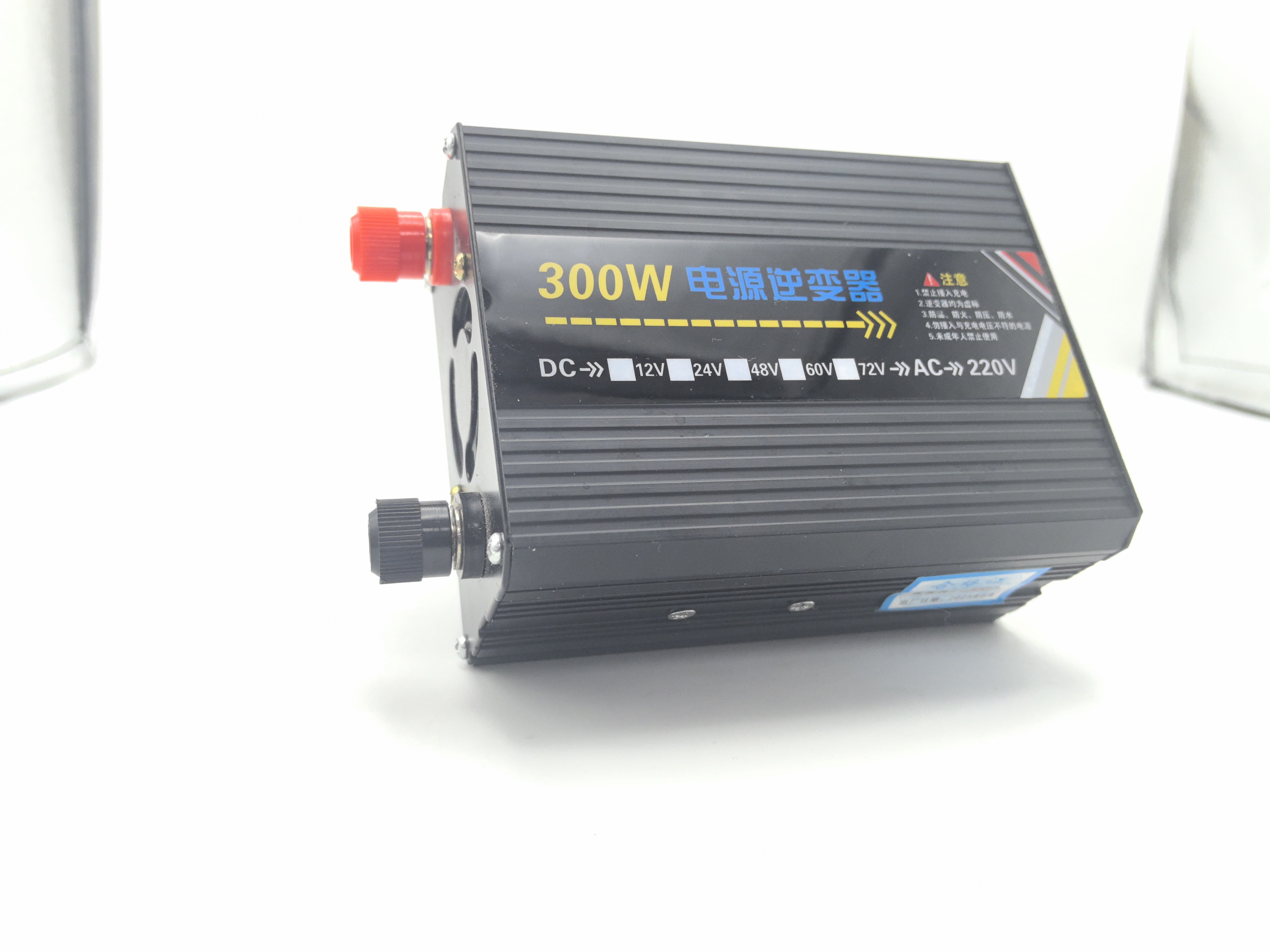 محول طاقة السيارة بموجة جيبية نقية 300 وات من أجل تيار مستمر 12-72 فولت إلى تيار متردد 220 فولت
