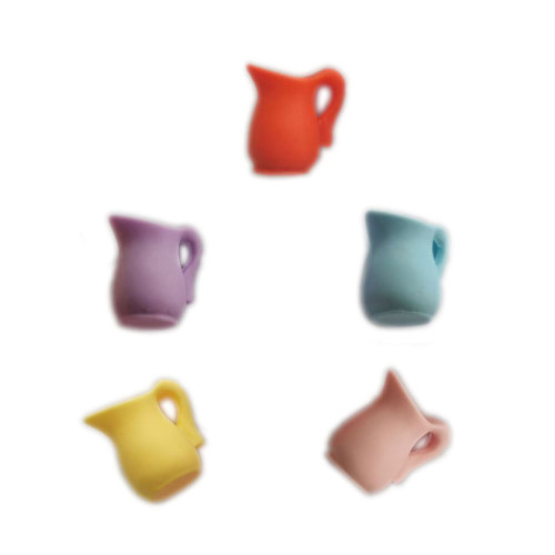 Encantos de taza de jugo en miniatura, colgantes de bebida de jugo de fruta simulada de Color caramelo para muebles de casa de muñecas, juguetes de decoración de cocina