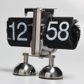2台のかわいいロボットモードフリップ時計