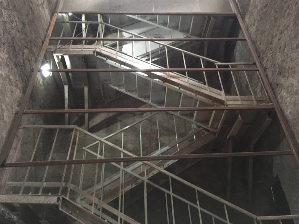 Construcción del subterráneo de las escaleras del eje