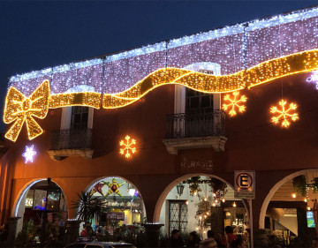 Christmas Outdoor Wall Decorations: Lighted Bow Building Accents