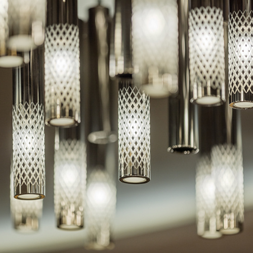 Lustre en cristal dans le hall du restaurant club