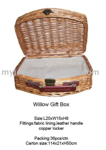 Willow box with lid and fabric lining