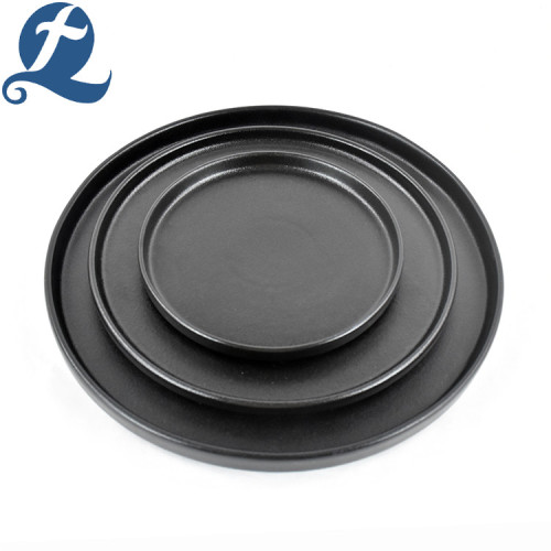 Набор матовых черных тарелок для ресторанов