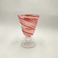 bicchiere da caraffa in vetro di vino rosso effetto vortice di colore rosso
