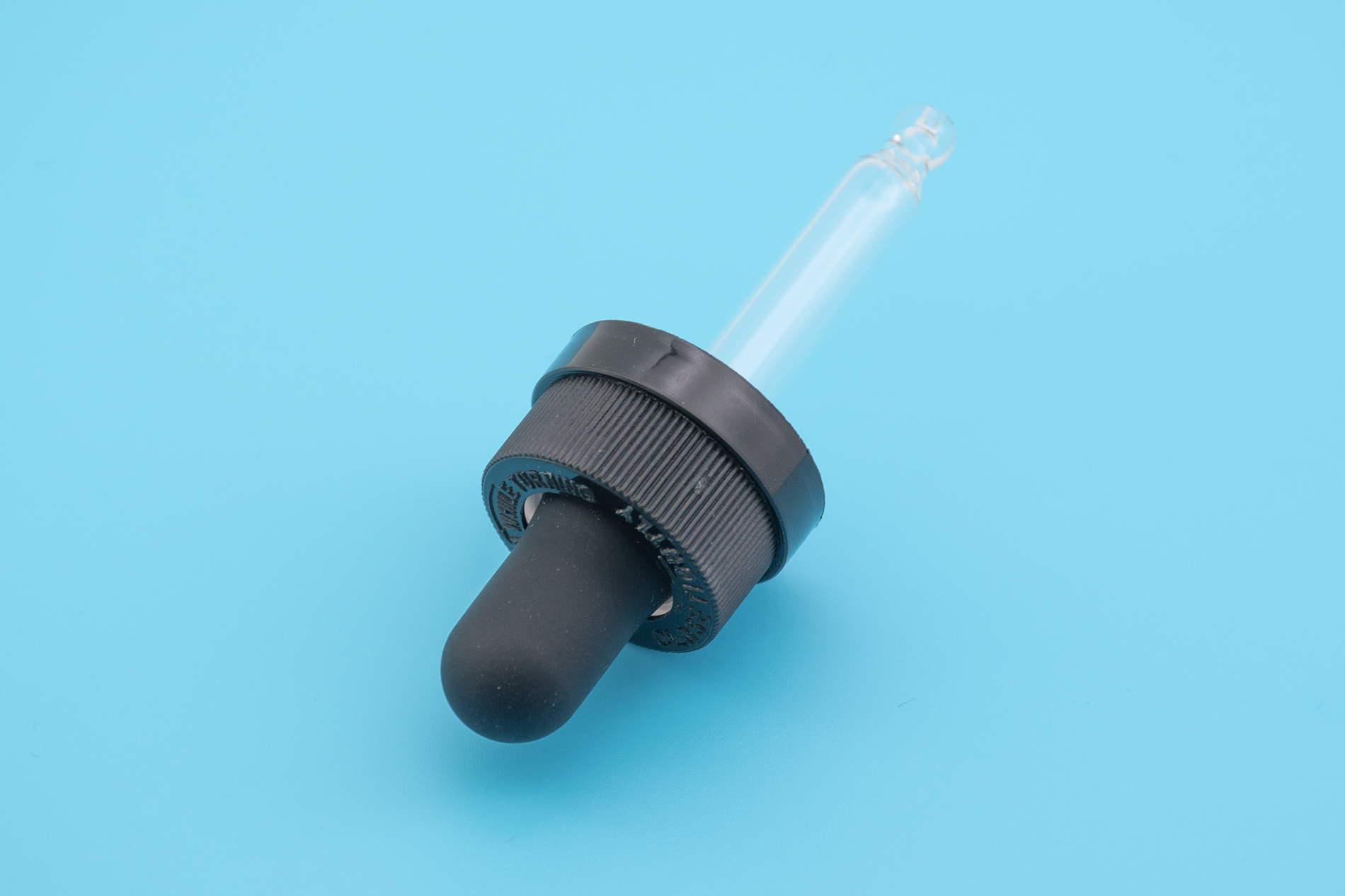 18/400 قبعات قطارة مضلعة سوداء اللون يمكن التحكم بها ومقاومة للأطفال 18/400 Black Ribbed Child-Resistant Capable Controlled Dropper Caps