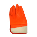 Fluoreszierender orange. Kalter PVC-beschichteter Handschuh