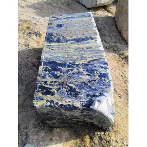 blauer Sodalith Steinblock