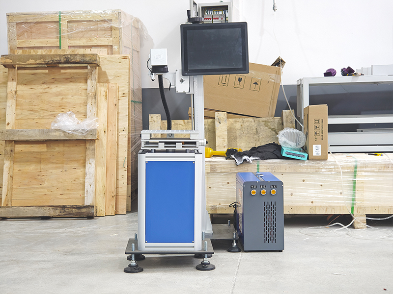 Delivery of an in-flight marking machine for marking metal parts next to an automated production line