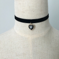 Schwarze Samt-Spitze-Liebes-hängende Choker-Halskette für Dame