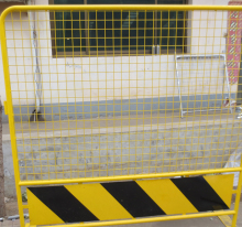 Yellow Colour Portable Road Barrier with Bottom Plate and flat base