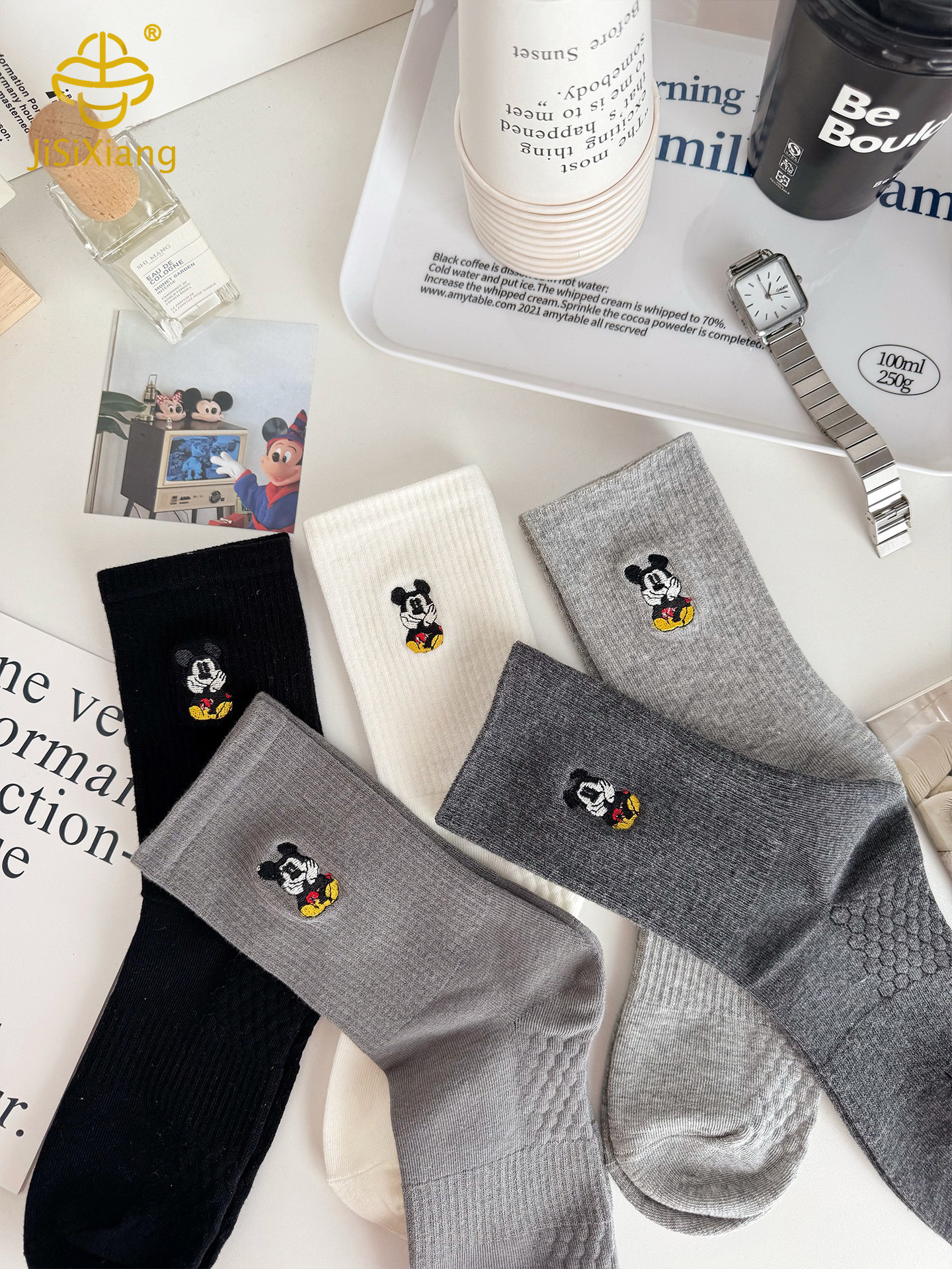 양말 더미 Embroidered pile of socks