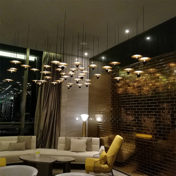 Grande lustre contemporâneo personalizado com decoração de hotel